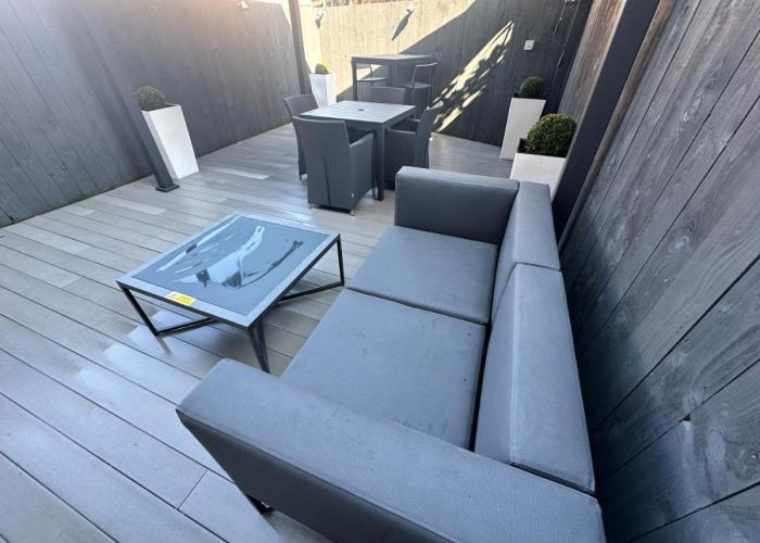 Sugar Reef - A Fantastic Modern House with Garden, Free Parking for 2 cars, Free use of Electric Vehicle Point, Whitby Beach, Shops, Bars and Restaurants just a 10 minute walk away!