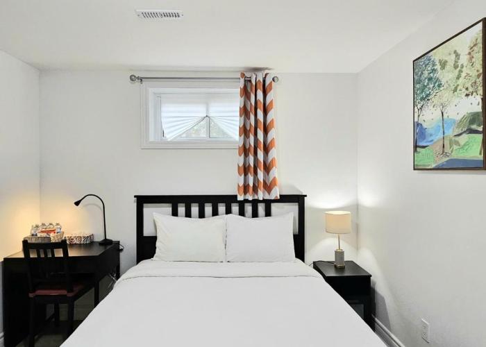 A Home Away-Deluxe Guest Room in Toronto