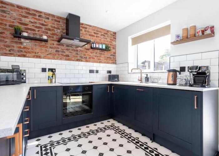 Railway House - Central Warrington - Sleeps 6