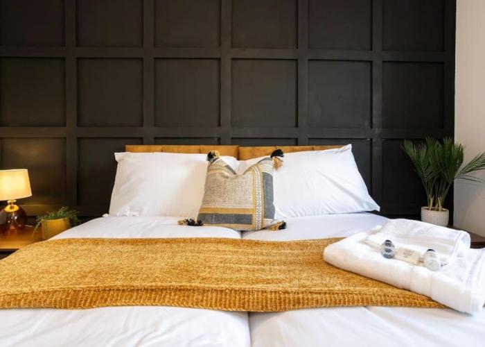 Railway House - Central Warrington - Sleeps 6