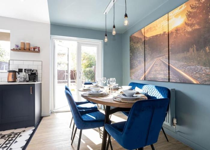 Railway House - Central Warrington - Sleeps 6