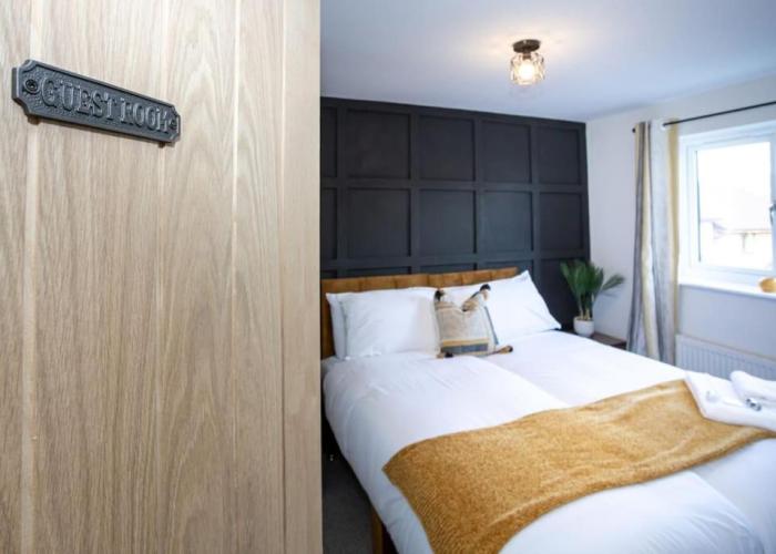Railway House - Central Warrington - Sleeps 6