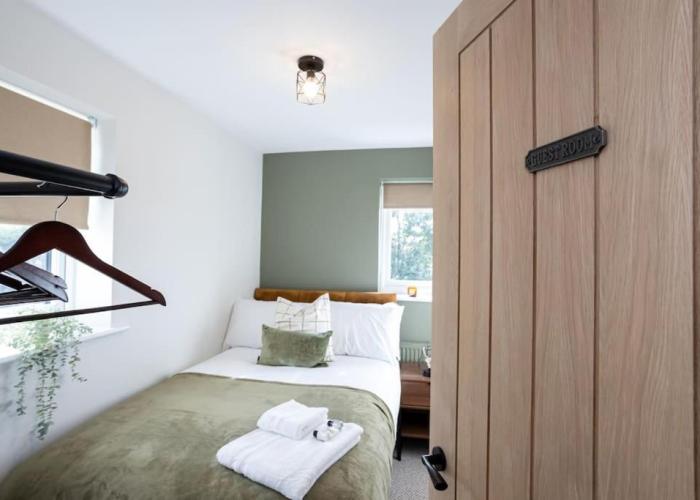 Railway House - Central Warrington - Sleeps 6