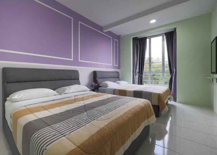 Moonight Luxe Suite, Cameron's Emerald Avenue