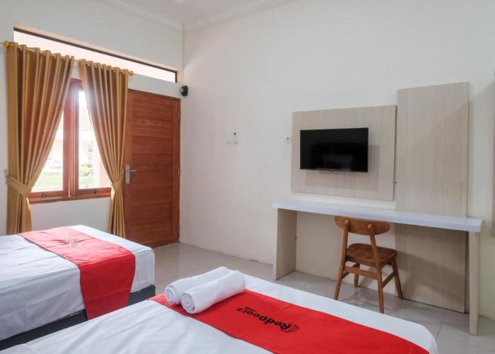 RedDoorz Plus Syariah near Alun Alun Kajen 2