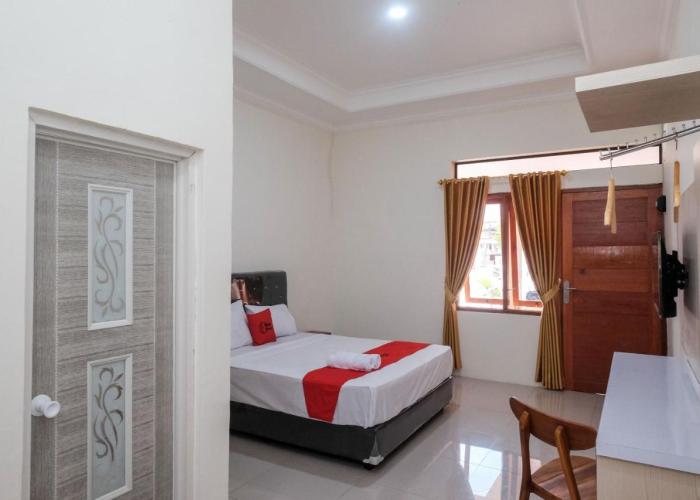 RedDoorz Plus Syariah near Alun Alun Kajen 2