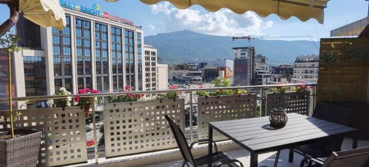 Cozy Apartment with Mountain View & Parking