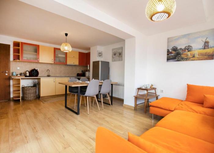 Cozy Apartment with Mountain View & Parking