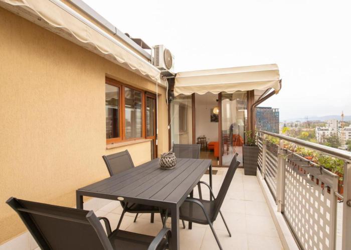 Cozy Apartment with Mountain View & Parking