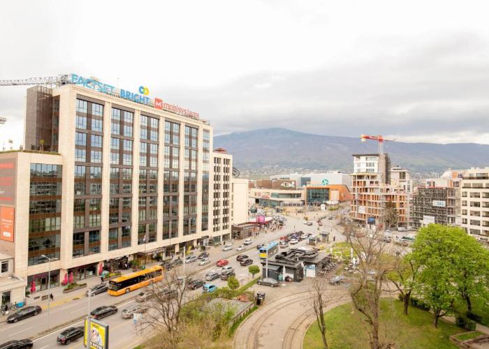 Cozy Apartment with Mountain View & Parking