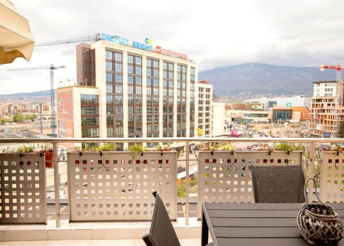Cozy Apartment with Mountain View & Parking