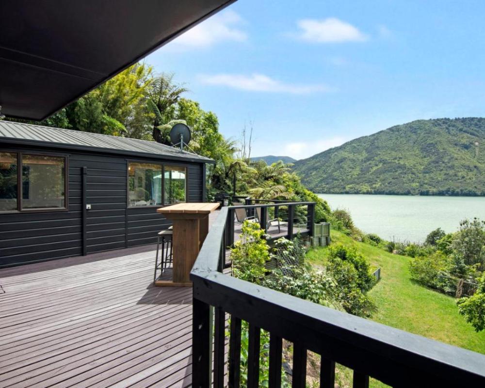 Thirsty Weta Belvue - Havelock Holiday Home