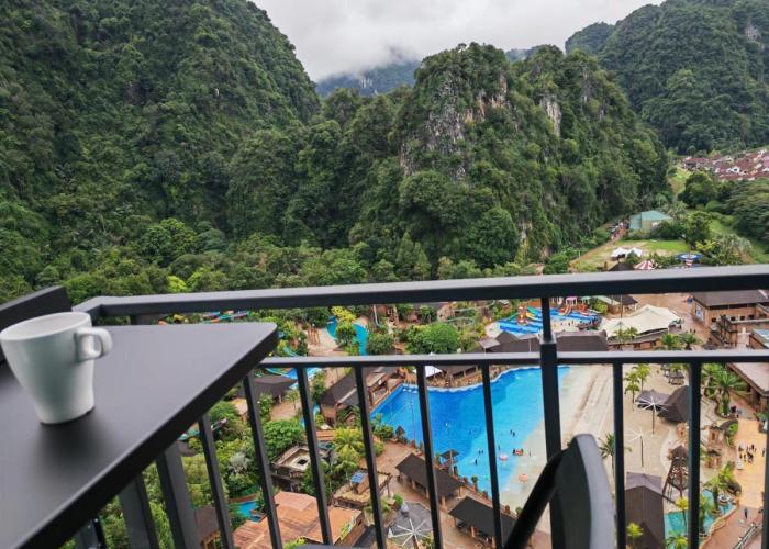 Cozy Suite with 270 Degree Mountain and Theme Park Views