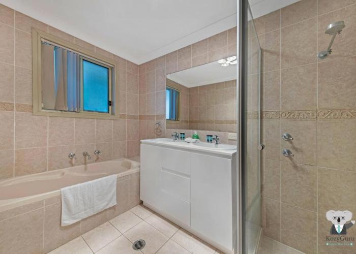 KozyGuru / Penrith / Cosy 4BED House / Free Internet NPE051