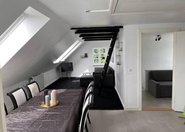 Stor rummelig lejlighed med egen P-plads