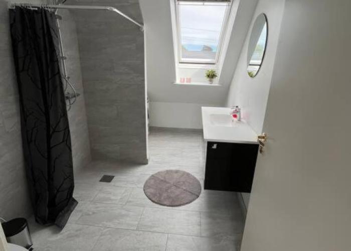 Stor rummelig lejlighed med egen P-plads