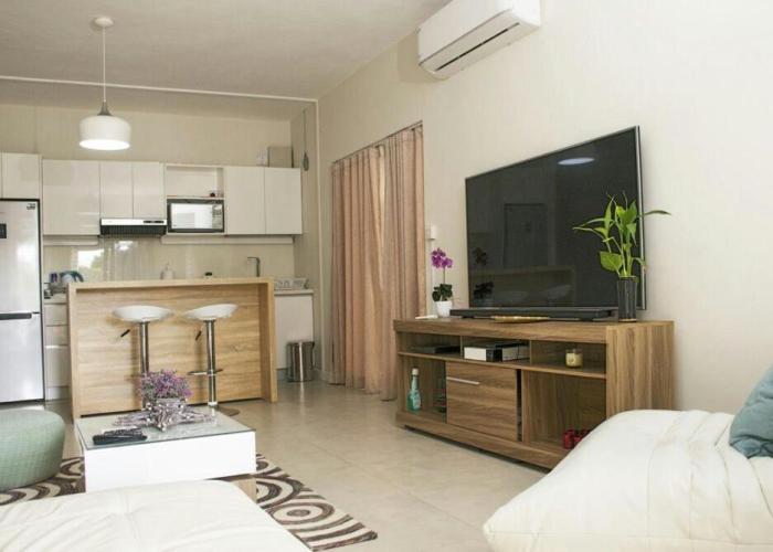 Luxury 2-bedroom apartment with shared pool 2 mins to Pereybere beach