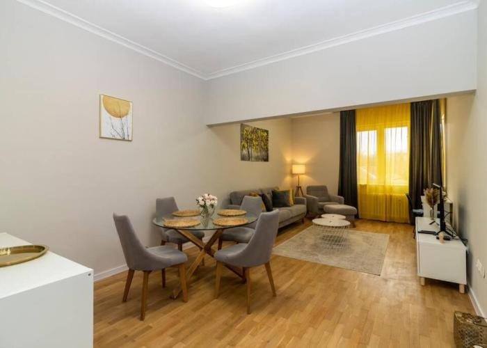 Spacious Aristocratic Apt. with a Colourful View