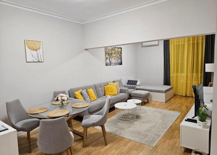 Spacious Aristocratic Apt. with a Colourful View