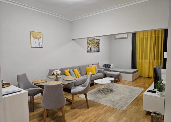 Spacious Aristocratic Apt. with a Colourful View