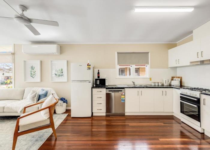Light & Bright! 3 Bedroom Cottage, East Toowoomba!