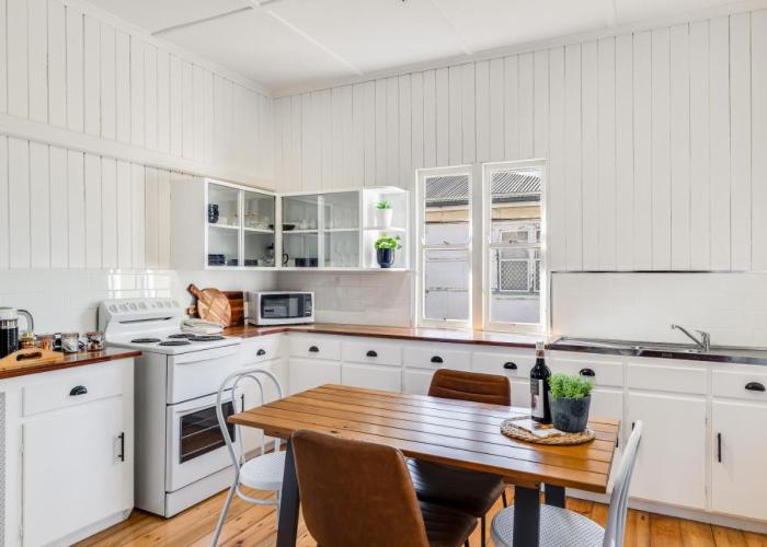 Cheerful, Cosy Cottage - Near Rose Garden!