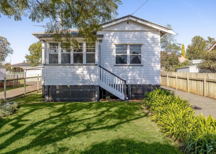 Cheerful, Cosy Cottage - Near Rose Garden!