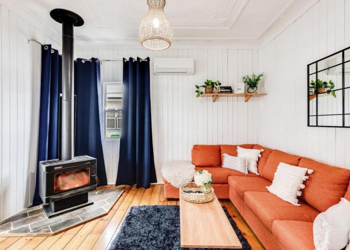 Cheerful, Cosy Cottage - Near Rose Garden!