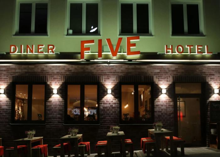 Hotel FIVE