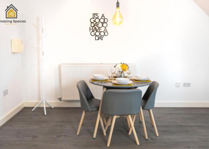 LARGE UNIQUE 2 BEDROOM DUPLEX APARTMENT WITH PRIVATE PARKING & FREE WIFI - VAT QUALIFYING BY AMAZING SPACES RELOCATIONS Ltd