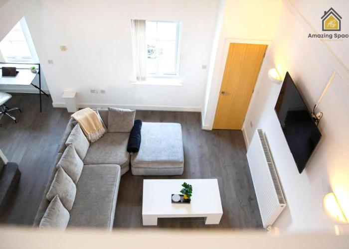 LARGE UNIQUE 2 BEDROOM DUPLEX APARTMENT WITH PRIVATE PARKING & FREE WIFI - VAT QUALIFYING BY AMAZING SPACES RELOCATIONS Ltd