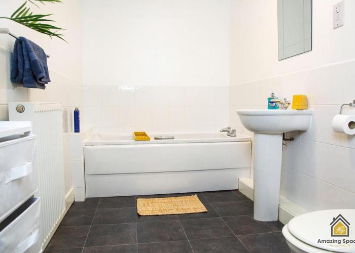 LARGE UNIQUE 2 BEDROOM DUPLEX APARTMENT WITH PRIVATE PARKING & FREE WIFI - VAT QUALIFYING BY AMAZING SPACES RELOCATIONS Ltd