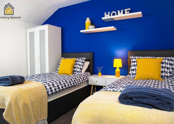LARGE UNIQUE 2 BEDROOM DUPLEX APARTMENT WITH PRIVATE PARKING & FREE WIFI - VAT QUALIFYING BY AMAZING SPACES RELOCATIONS Ltd