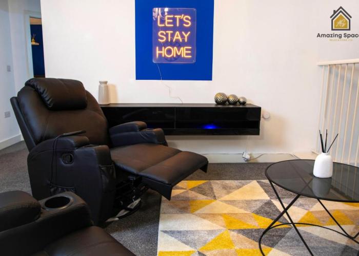 LARGE UNIQUE 2 BEDROOM DUPLEX APARTMENT WITH PRIVATE PARKING & FREE WIFI - VAT QUALIFYING BY AMAZING SPACES RELOCATIONS Ltd