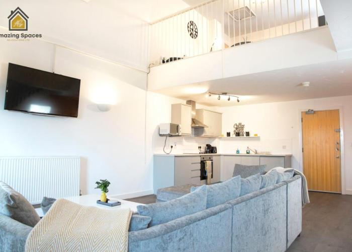 LARGE UNIQUE 2 BEDROOM DUPLEX APARTMENT WITH PRIVATE PARKING & FREE WIFI - VAT QUALIFYING BY AMAZING SPACES RELOCATIONS Ltd