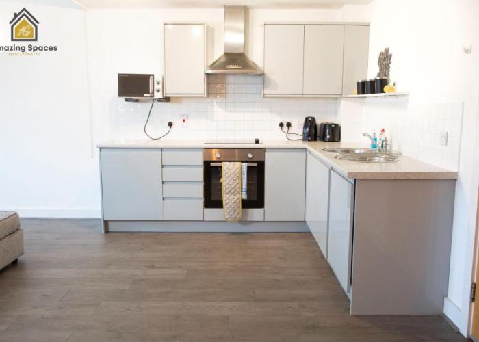 LARGE UNIQUE 2 BEDROOM DUPLEX APARTMENT WITH PRIVATE PARKING & FREE WIFI - VAT QUALIFYING BY AMAZING SPACES RELOCATIONS Ltd