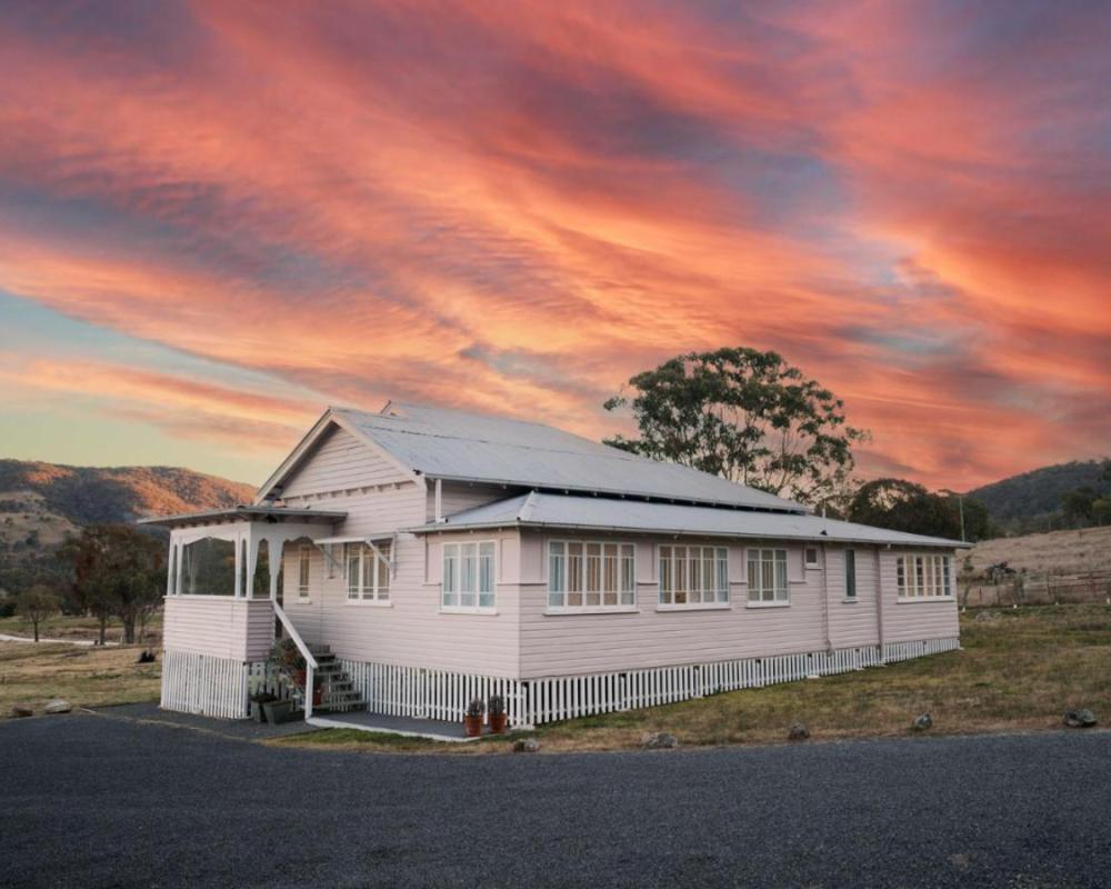 Pretty Pink Queenslander with Spectacular Views!