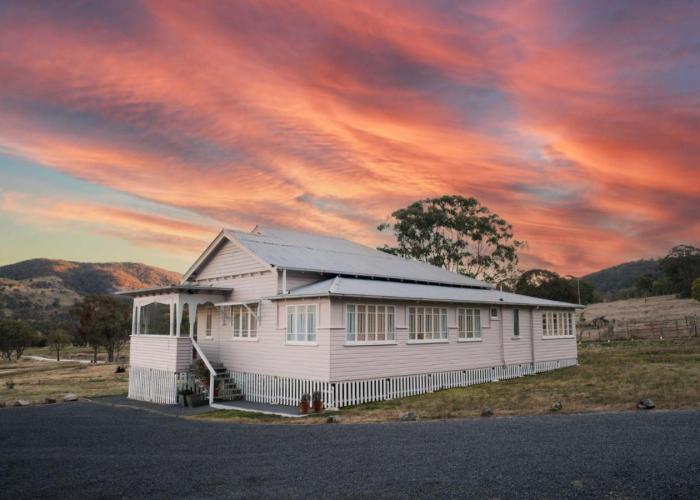 Pretty Pink Queenslander with Spectacular Views!