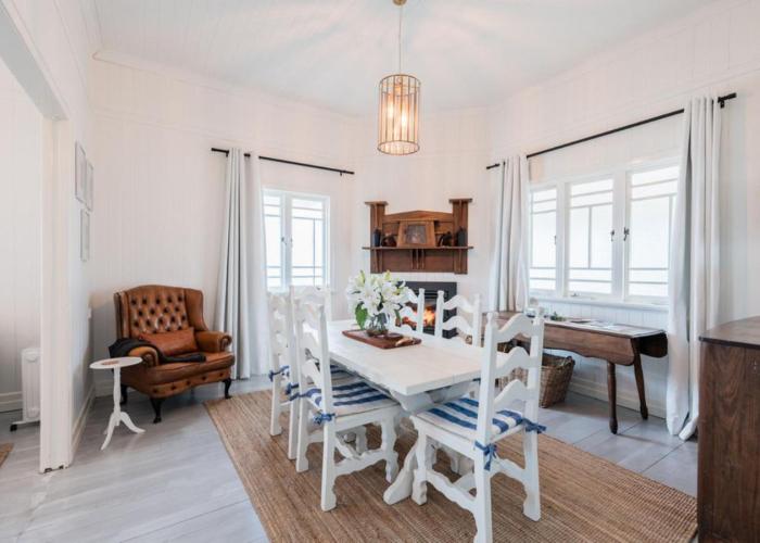 Pretty Pink Queenslander with Spectacular Views!