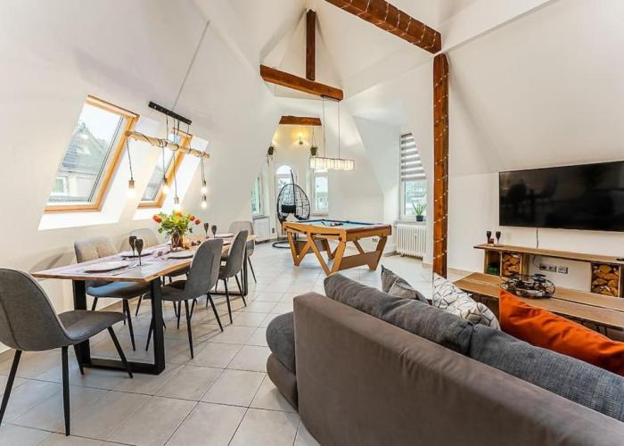 Loft mit Billard-Tisch und PS4