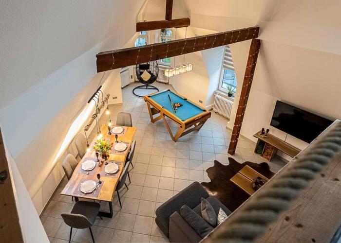 Loft mit Billard-Tisch und PS4