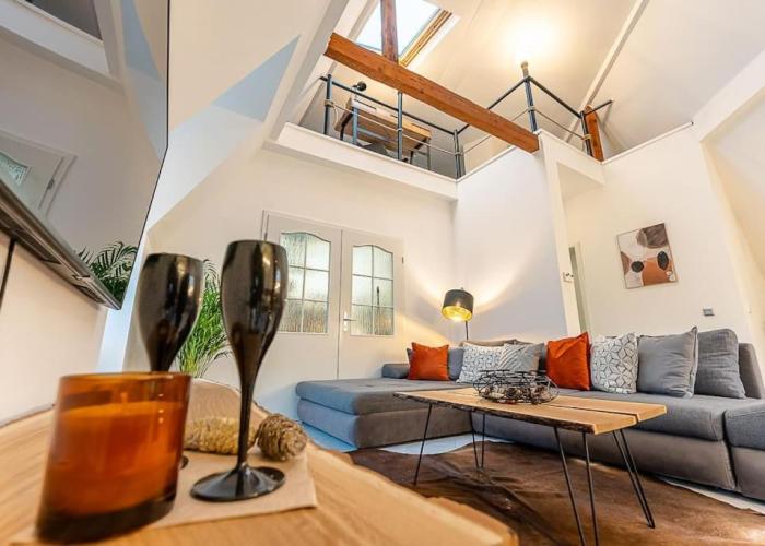 Loft mit Billard-Tisch und PS4