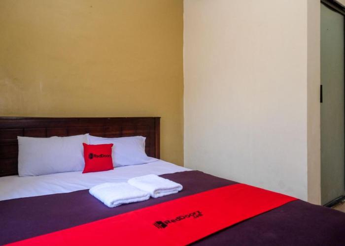 RedDoorz at Hotel Rich Parepare near Pantai Mattirotasi