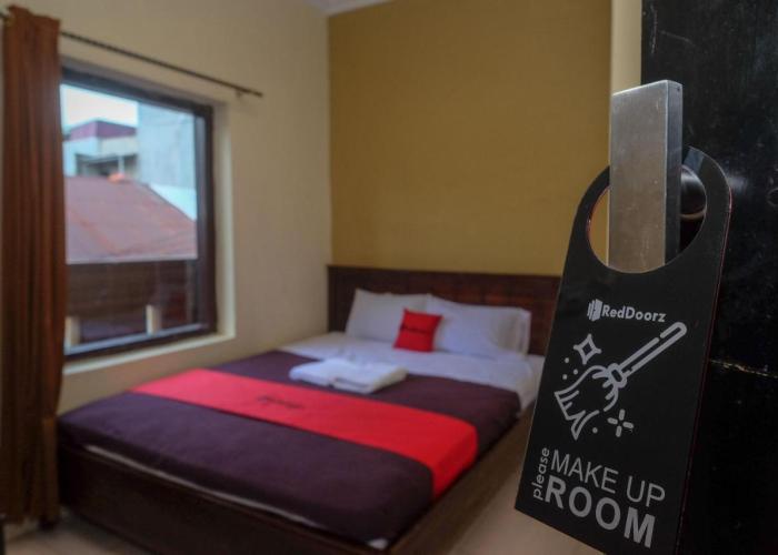 RedDoorz at Hotel Rich Parepare near Pantai Mattirotasi