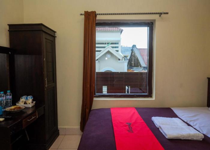 RedDoorz at Hotel Rich Parepare near Pantai Mattirotasi
