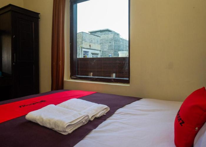 RedDoorz at Hotel Rich Parepare near Pantai Mattirotasi