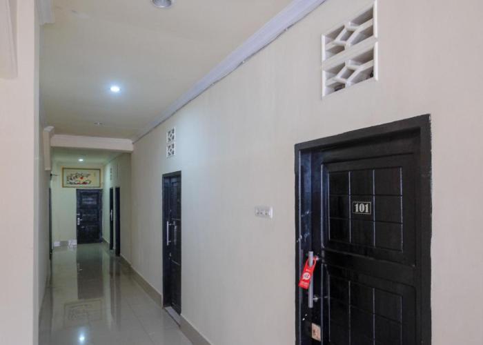 RedDoorz at Hotel Rich Parepare near Pantai Mattirotasi