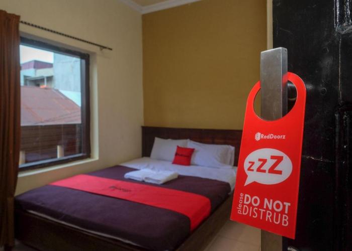 RedDoorz at Hotel Rich Parepare near Pantai Mattirotasi