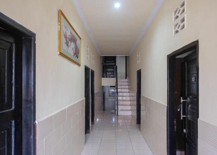 RedDoorz at Hotel Rich Parepare near Pantai Mattirotasi