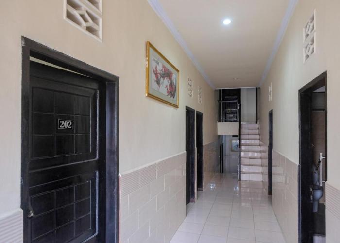 RedDoorz at Hotel Rich Parepare near Pantai Mattirotasi